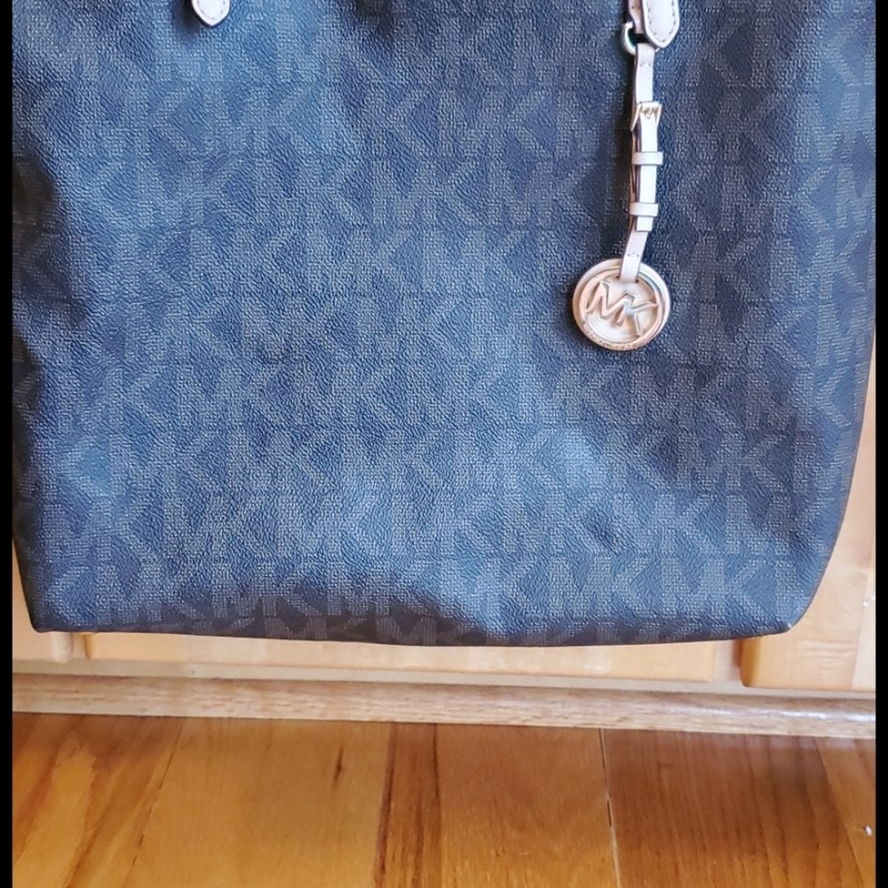 Michael Kors Jet Set Signature Tote - Picture 3 of 16